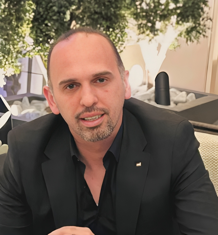 الكاتب هاني الدباس